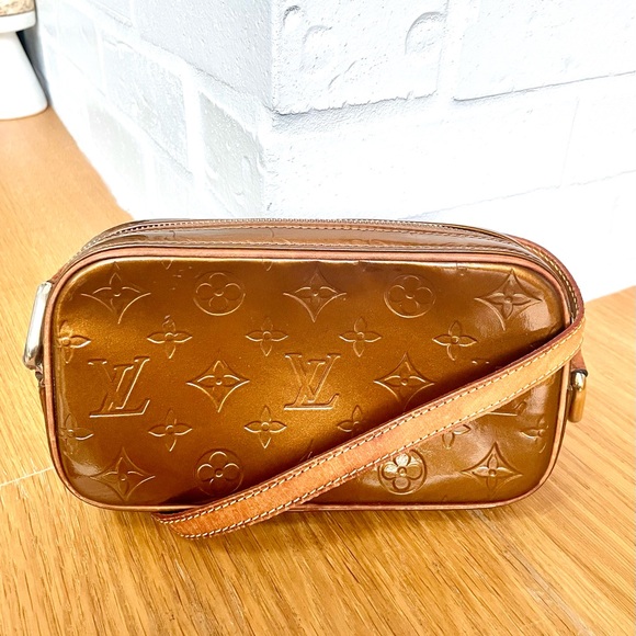 Louis Vuitton Authentic Vernis Christie MM Crossbody Bag - Picture 2 of 15